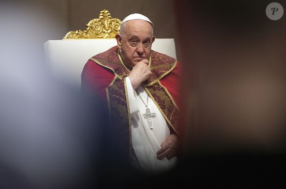 Mais pouvait recevoir des cadeaux.

Jorge Mario Bergoglio, plus connu sous son nom de règne, François, est mort ce lundi 21 avril à 88 ans. Né en 1936 à Buenos Aires en Argentine, Jorge Mario Bergoglio était le premier pape non-européen depuis le VIIIe siècle.
©Backgrid UK/ Bestimage