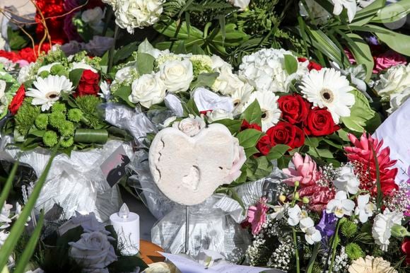 Illustration de la tombe de Johnny Hallyday au cimetière de Lorient sur l'Ile Saint-Barthélemy le 11 décembre 2017. La tombe est ornée du traditionnel coeur de Saint Barth en pierre pour l'éternité.