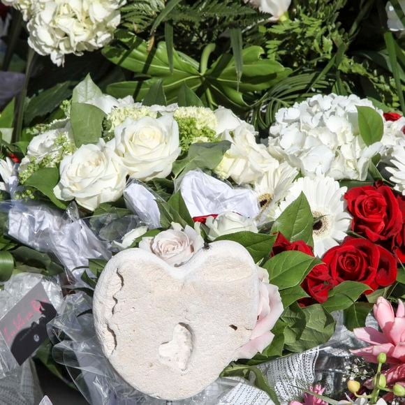 Illustration de la tombe de Johnny Hallyday au cimetière de Lorient sur l'Ile Saint-Barthélemy le 11 décembre 2017. La tombe est ornée du traditionnel coeur de Saint Barth en pierre pour l'éternité.