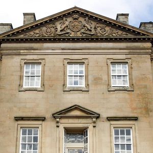 Les tarifs annoncés s’élèvent à 5 500 livres en semaine et 8 500 livres le week-end pour un mariage.
Le prince Charles, le prince William et Kate Middleton, la duchesse de Cambridge, enceinte, lors d'une visite a Dumfries House à Ayrshire, le 5 avril 2013. Photo par EXPRESS SYNDICATION / BESTIMAGE