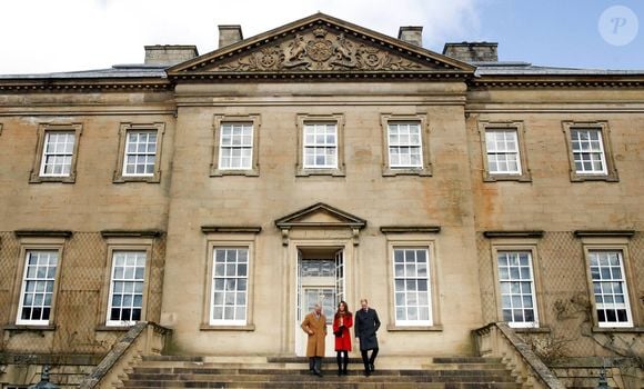 Les tarifs annoncés s’élèvent à 5 500 livres en semaine et 8 500 livres le week-end pour un mariage.

Le prince Charles, le prince William et Kate Middleton, la duchesse de Cambridge, enceinte, lors d'une visite a Dumfries House à Ayrshire, le 5 avril 2013. Photo par EXPRESS SYNDICATION / BESTIMAGE