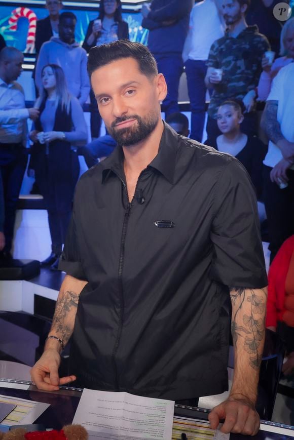 Exclusif - Hugo Manos - Sur le plateau de l’émission TPMP (Touche Pas à Mon Poste) présentée en direct par C.Hanouna et diffusée sur C8 - Paris le 14/12/2023 - © Jack Tribeca / Bestimage