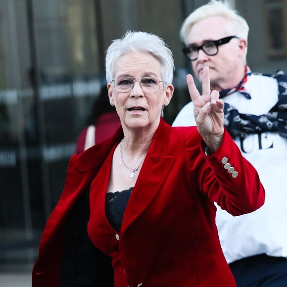 Jamie Lee Curtis à la sortie du Virgin Radio à Londres, au Royaume-Uni, le 25 novembre 2025.

Photo par Backgrid UK/ Bestimage