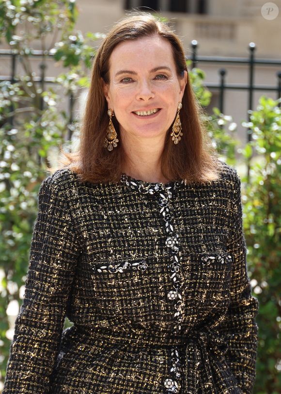 Carole Bouquet - Les célébrités arrivent au défilé Chanel Collection Haute Couture Automne/Hiver 2025-2026 lors de la Fashion Week de Paris (PFW), le 8 juillet 2025. 
© Denis Guignebourg / Bestimage