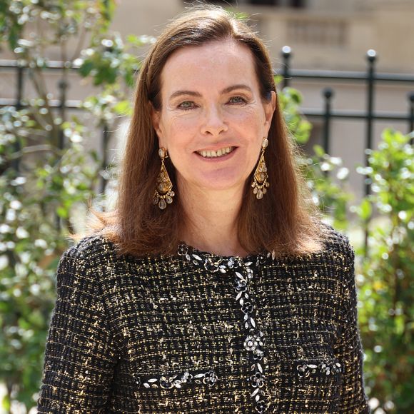 Carole Bouquet - Les célébrités arrivent au défilé Chanel Collection Haute Couture Automne/Hiver 2025-2026 lors de la Fashion Week de Paris (PFW), le 8 juillet 2025. 
© Denis Guignebourg / Bestimage