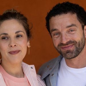 Alysson Paradis et son compagnon Guillaume Gouix au village lors des Internationaux de France de Tennis de Roland Garros 2026. Paris, le 1er juin 2026. © Jacovides / Moreau / Bestimage