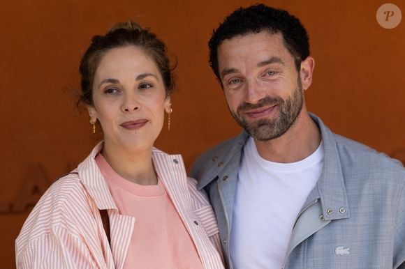 Alysson Paradis et son compagnon Guillaume Gouix au village lors des Internationaux de France de Tennis de Roland Garros 2026. Paris, le 1er juin 2026. © Jacovides / Moreau / Bestimage