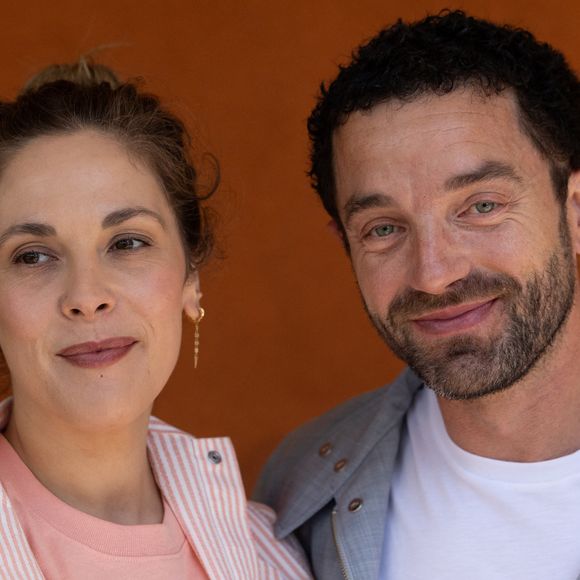 Alysson Paradis et son compagnon Guillaume Gouix au village lors des Internationaux de France de Tennis de Roland Garros 2026. Paris, le 1er juin 2026. © Jacovides / Moreau / Bestimage