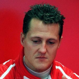 Michael Schumacher est assis, plongé dans ses pensées, dans sa salopette dépouillée de tous les noms de ses sponsors en signe de respect pour la tragédie qui a frappé les États-Unis. Photo par Steve Mitchell/PA Photos/ABACAPRESS.COM