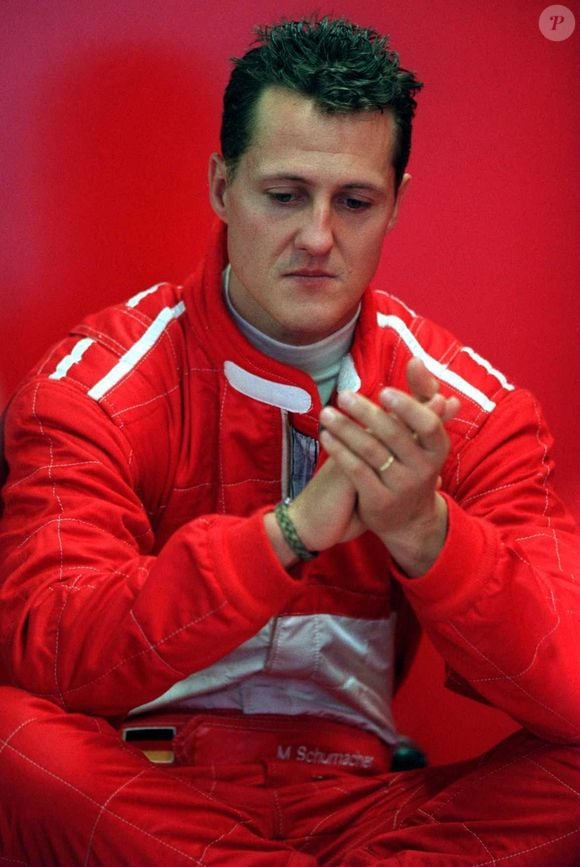 Michael Schumacher est assis, plongé dans ses pensées, dans sa salopette dépouillée de tous les noms de ses sponsors en signe de respect pour la tragédie qui a frappé les États-Unis. Photo par Steve Mitchell/PA Photos/ABACAPRESS.COM