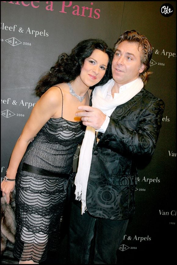 Bien avant leur rencontre, le ténor était marié à Angela Gheorghiu et le couple possédait notamment un impressionnant pied-à-terre à Londres.

Roberto Alagna et son épouse de l'époque Angela Gheorghiu lors de la soirée célébrant les 100 ans de la maison Van Cleef & Arpels, aux Tuileries, à Paris. © RINDOFF-BORDE / BESTIMAGE