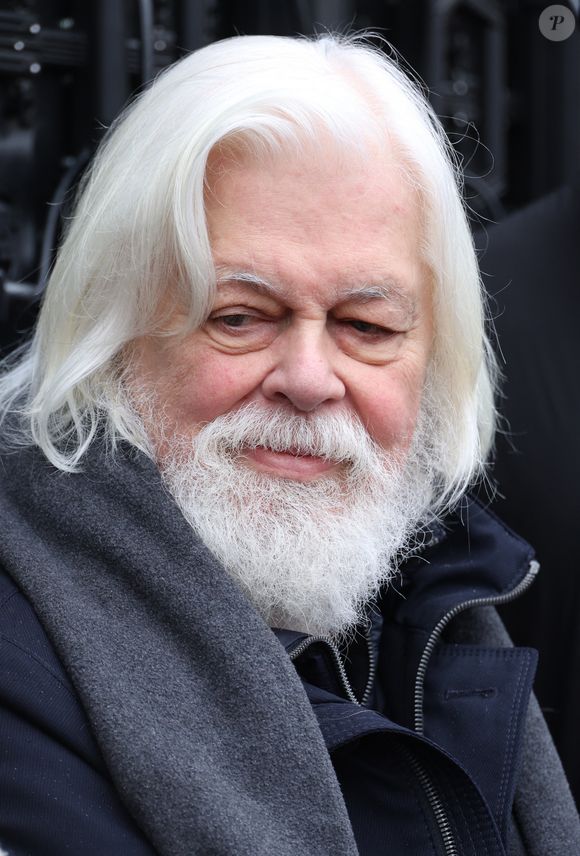Paul Watson - 3 jours après sa libération d'une prison au Danemark où il aura séjourné 5 mois, le capitaine Paul Watson célèbre sa remise en liberté sur la place de la République à Paris en compagnie de Lamya Essemlali et Hugo Clément. Paris, le 21 décembre 2024.
© Denis Guignebourg/Bestimage