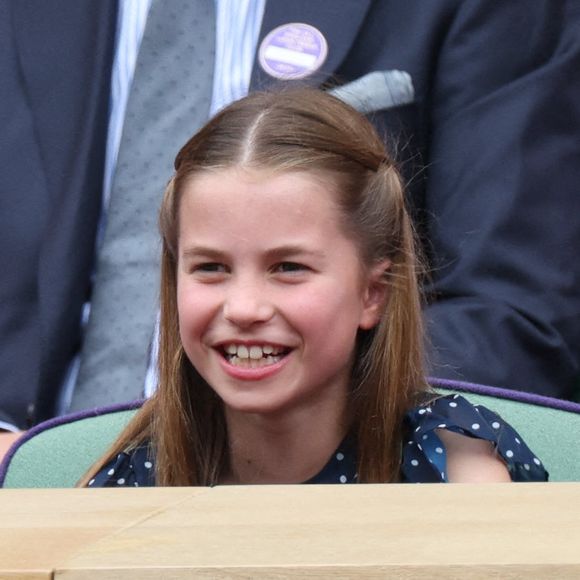 Charlotte de Galles fêtera ses 10 ans, au mois de mai prochain. La princesse, dont le célèbre papa, le Prince William, sera sans doute couronné roi un jour, fait craquer les Anglais, à chacune de ses apparitions officielles.

La princesse Charlotte dans la loge royale lors de la finale du simple messieurs le dernier jour des championnats de tennis de Wimbledon à Londres