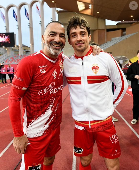 Dans les rangs de l’équipe princière figuraient plusieurs personnalités du monde du football et du sport, parmi lesquelles Charles Leclerc, Youri Djorkaeff, Louis Ducruet — qui portait le brassard de capitaine — ainsi que Ludovic Giuly, coach heureux de voir son équipe remporter la victoire après une séance de tirs au but

Youri Djorkaeff et Charles Leclerc durant la sixième édition de la Fight Aids Cup, un match de football caritatif au stade Louis II à Monaco, le 25 janvier 2026© Bruno Bebert / Bestimage