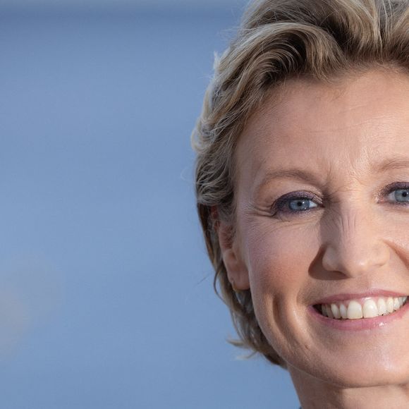 L'actrice française Alexandra Lamy pose lors du photocall "Louise Violet" dans le cadre du festival Cineroman, sur la Promenade des Anglais, dans la ville de Nice sur la Côte d'Azur, le 1er octobre 2024 Photo par Shootpix/ABACAPRESS.COM