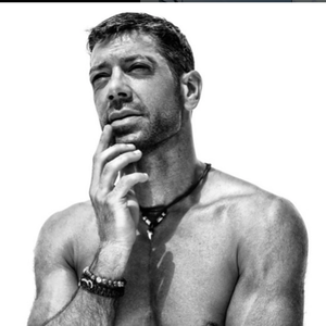 David Lince, co-fondateur de Skydive Maldives, accompagne des personnes dans des sauts pour leur offrir des moments inoubliables.

David Lince, Instagram