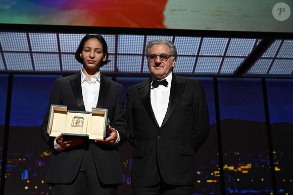 L'actrice française Nadia Melliti reçoit des mains de l'acteur français Daniel Auteuil le Prix d'interprétation féminine pour son rôle dans le film "La Petite dernière" lors de la cérémonie de clôture de la 78e édition du Festival de Cannes à Cannes, France, le 24 mai 2025. Photo de David Niviere/ABACAPRESS.COM