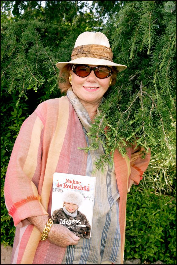 Nadine de Rothschild fait la promotion à Cannes de son livre "Megève, un roman d'amour" et de son vin au château Clarke. Le 11 juin 2005. © DOMINIQUE JACOVIDES / BESTIMAGE
