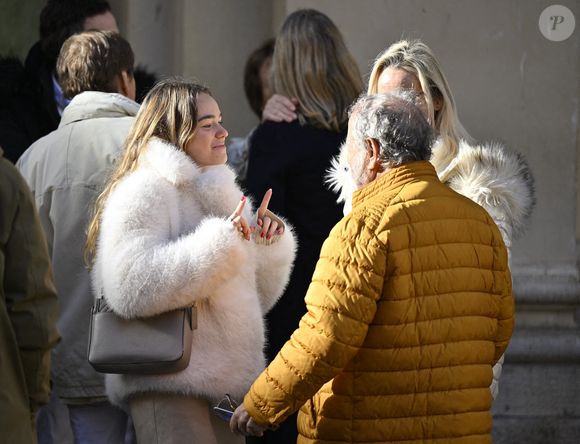 Celine Leclercq, fille d'Evelyne Leclercq et sa petite-fille Ondine lors de la cérémonie des obsèques de la présentatrice de télévision Evelyne Leclercq à la cathédrale Sainte-Réparate de Nice, France, le 13 janvier 2026. Elle est décédée le 30 décembre 2025 (à l'âge de 74 ans) à Grasse. Photo par Laurent Coust/ABACAPRESS.COM