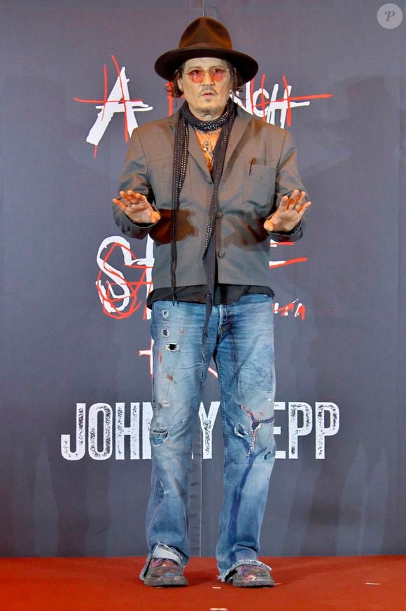 Johnny Depp donne une conférence de presse pour son exposition "A Bunch of Stuff" à Tokyo (Japon), le 27 novembre 2025.

Action Press / Bestimage