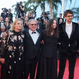 Gaëtan Roussel, Daniel Auteuil entouré de ses filles Aurore et Nelly Auteuil lors de la montée des marches du film "Marcello Mio", 77ème Festival International du Film de Cannes, au Palais des Festivals à Cannes. Le 21 mai 2024. © Christophe Clovis / Bestimage