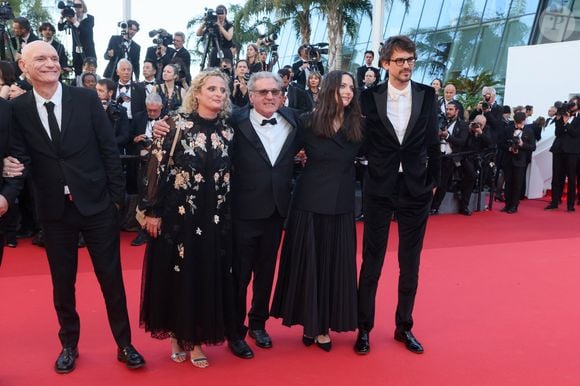 Gaëtan Roussel, Daniel Auteuil entouré de ses filles Aurore et Nelly Auteuil lors de la montée des marches du film "Marcello Mio", 77ème Festival International du Film de Cannes, au Palais des Festivals à Cannes. Le 21 mai 2024. © Christophe Clovis / Bestimage