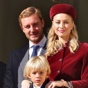 Pierre Casiraghi, sa femme Beatrice Borromeo et leur fils Stefano - La famille princière de Monaco au balcon du palais, à l'occasion de la Fête Nationale de Monaco. Le 19 novembre 2023
© Dominique Jacovides-Bruno Bebert / Bestimage