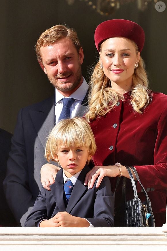 Pierre Casiraghi, sa femme Beatrice Borromeo et leur fils Stefano - La famille princière de Monaco au balcon du palais, à l'occasion de la Fête Nationale de Monaco. Le 19 novembre 2023
© Dominique Jacovides-Bruno Bebert / Bestimage