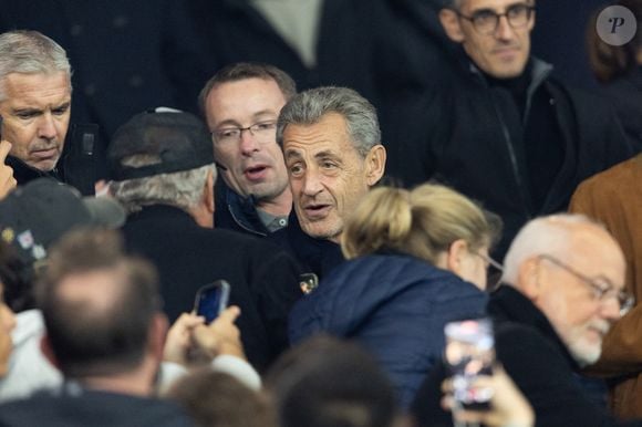 Nicolas Sarkozy dans les tribunes lors du match de Ligue 1 McDonald's "PSG - Auxerre (2-0)" au Parc des Princes à Paris, le 27 septembre 2025.
© Cyril Moreau/Bestimage