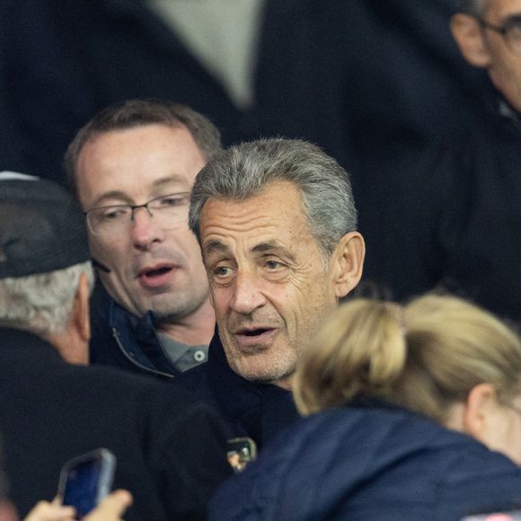 Nicolas Sarkozy dans les tribunes lors du match de Ligue 1 McDonald's "PSG - Auxerre (2-0)" au Parc des Princes à Paris, le 27 septembre 2025.
© Cyril Moreau/Bestimage