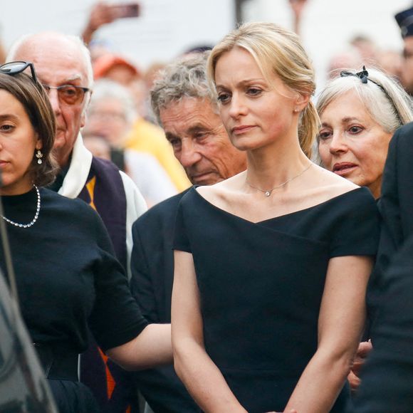 Manon Ardisson, Patrick Ardisson et Audrey Crespo-Mara aux obsèques de Thierry Ardisson en l’église Saint-Roch de Paris, le 17 juillet 2025. 

Photo : Clovis-Jacovides / Bestimage