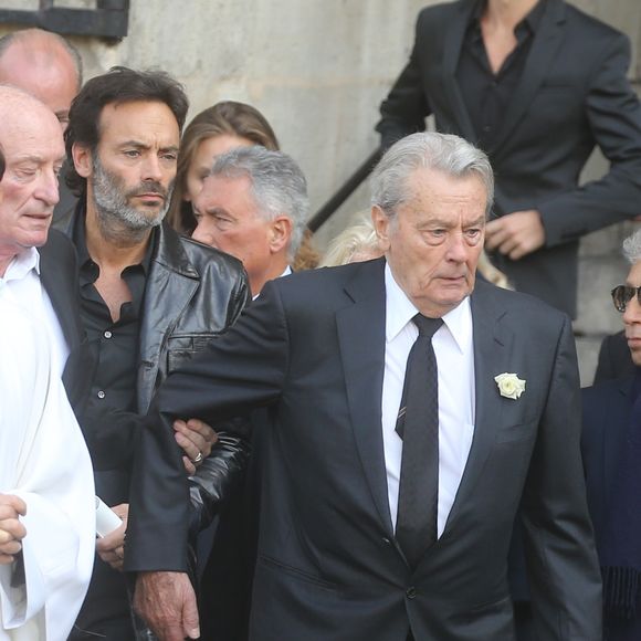 Pascal Desprez, Alain Delon, Anthony Delon - Sorties des obsèques de Mireille Darc en l'église Saint-Sulpice à Paris. Le 1er septembre 2017. © Agence / Bestimage