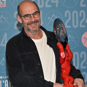 Bernard Campan assiste au photocall des lauréats lors du 27e Festival du film de l'Alpe d'Huez à l'Alpe d'Huez, en France, le 20 janvier 2024. Photo par Julien Reynaud/APS-Medias/ABACAPRESS.COM
