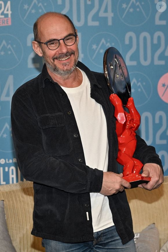 Bernard Campan assiste au photocall des lauréats lors du 27e Festival du film de l'Alpe d'Huez à l'Alpe d'Huez, en France, le 20 janvier 2024. Photo par Julien Reynaud/APS-Medias/ABACAPRESS.COM