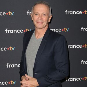 En effet, l'animateur est formel : il souhaite présenter le jeu de France 3 jusqu'à la retraite si possible !

Samuel Etienne - Conférence de presse du Téléthon 2023 à Paris le 15 novembre 2023. © Coadic Guirec/Bestimage