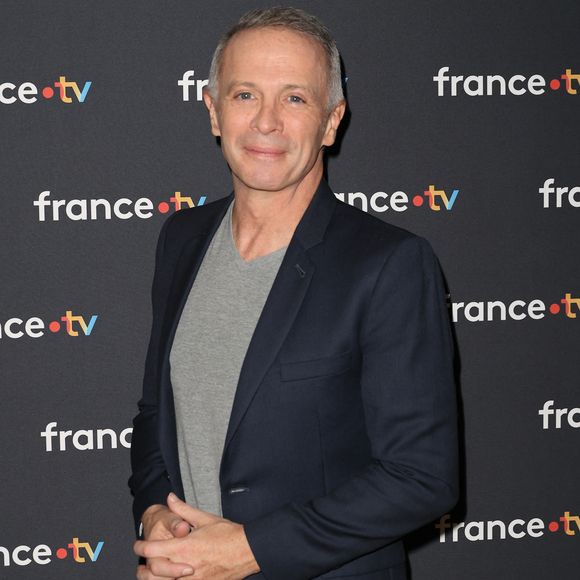 En effet, l'animateur est formel : il souhaite présenter le jeu de France 3 jusqu'à la retraite si possible !

Samuel Etienne - Conférence de presse du Téléthon 2023 à Paris le 15 novembre 2023. © Coadic Guirec/Bestimage
