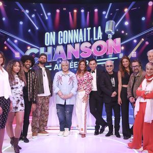 Désormais membre du groupe M6, elle prend les commandes d'une nouvelle émission inédite baptisée On connaît la chanson.
Exclusif - Maxime Dereymez, Nawarra, Bernard Minet, Malika Ménard, Gwendal Marimoutou, KeenV, Ariane Brodier, Eve Angeli, Jordan Deluxe, Chicandier, Isabelle Morini-Bosc, Gilles Verdez, Laurence Boccolini, lors de l'enregistrement de l'émission On Connait La Chanson Années 90, présentée par L.Boccolini et diffusée le 19 mai 2026 sur W9, à Paris, France, le 8 avril 2026. © Jack Tribeca/Bestimage