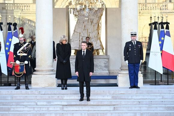 Le président Emmanuel Macron et sa femme Brigitte Macron participent à une minute de silence, au palais de l'Elysée, en hommage aux victimes du cyclone Chido à Mayotte le 23 décembre 2024.

© Eric Tschaen / Pool / Bestimage