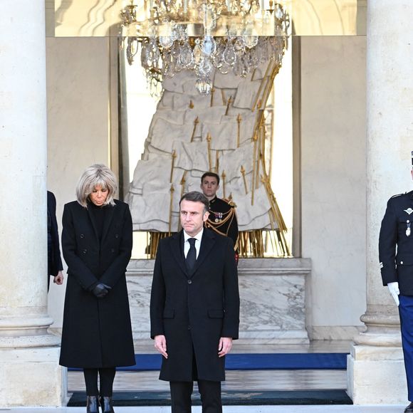 Le président Emmanuel Macron et sa femme Brigitte Macron participent à une minute de silence, au palais de l'Elysée, en hommage aux victimes du cyclone Chido à Mayotte le 23 décembre 2024.

© Eric Tschaen / Pool / Bestimage