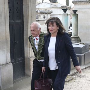 Pierre Nora et son épouse Anne Sinclair - Obsèques de Alain Decaux au cimetière du Père Lachaise à Paris. Le 4 avril 2016
