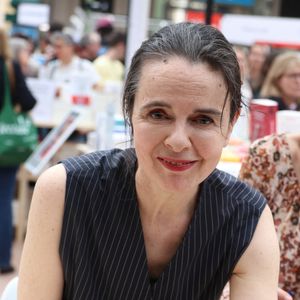 Amélie Nothomb dépense aussi une partie de son argent en buvant du champagne
Amélie Nothomb - Festival du Livre de Paris 2025 au Grand Palais à Paris, le 12 avril 2025.
© Denis Guignebourg / Bestimage