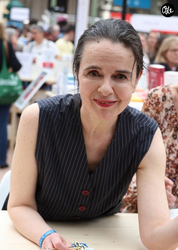 Amélie Nothomb dépense aussi une partie de son argent en buvant du champagne

Amélie Nothomb - Festival du Livre de Paris 2025 au Grand Palais à Paris, le 12 avril 2025.
© Denis Guignebourg / Bestimage