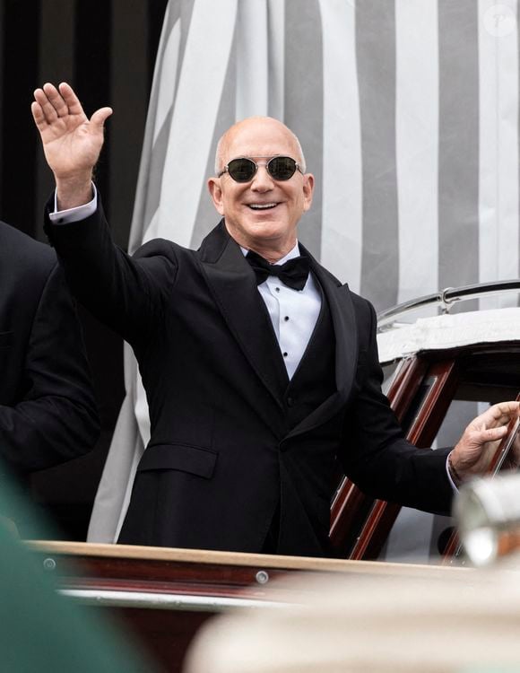Jeff Bezos quitte l'hôtel Aman pour assister à la cérémonie de mariage sur l'île de San Giorgio avant le mariage de Jeff Bezos et Lauren Sanchez, le 27 juin 2025 à Venise, en Italie. Photo de Marco Piovanotto/ABACAPRESS.COM