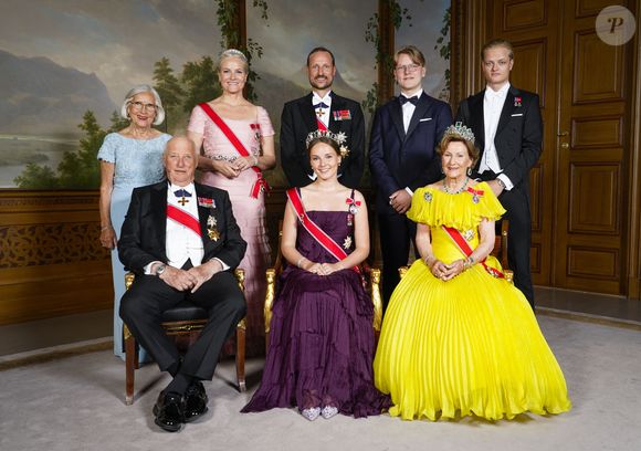 La princesse Ingrid Alexandra de Norvège avec la princesse Mette-Marit de Norvège, le prince Haakon de Norvège, Marius Borge Hoeiby, le prince Sverre Magnus de Norvège, le roi Harald V de Norvège et la reine Sonja de Norvège lors du dîner de gala pour célébrer le 18ème anniversaire de la princesse Ingrid Alexandra au Palais d'Oslo, Norvège, le 17 juin 2022. © NTB/Zuma Press/Bestimage