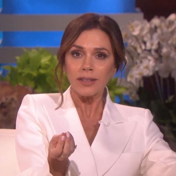 Selon "Us Weekly", la querelle remonterait au mariage de Brooklyn et Nicola, marqué par des tensions entre Victoria et sa belle-fille. 

Victoria Beckham, très souple, monte sa jambe derrière son oreille sur le plateau de l'émission "The Ellen Show" le 25 novembre 2019. @The Ellen Show / Backgrid UK / Bestimage