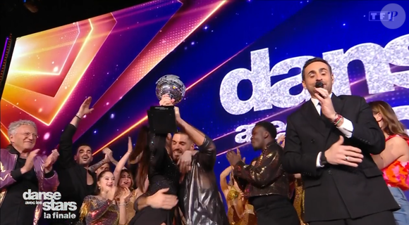 “Franco, c’est un chauffeur. C’est lui qui gère tous nos retours. Il prend sa retraite après 14 saisons de Danse avec les stars. […] Ça y est, il a ses points retraite."
Finale de Danse avec les stars - capture d'écran TF1