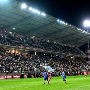 Une vue de la tribune principale durant la première édition du « match des légendes » opposant l'équipe des Légendes, les anciens de Cannes, à l'équipe des Etoiles avec pour capitaine Didier Deschamps, au stade Pierre de Coubertin à Cannes, le 30 octobre 2025. Les Légendes cannoises, coachées par Luis Fernandez et supportées par Zinedine Zidane qui portait les couleurs cannoises, mais qui n'a pas joué, ont remporté le match 3 à 2. Tous les bénéfices de la soirée seront reversés aux associations les Etoiles de l'Espoir, à l'association Adrien et à l'association Clin d'Oeil, qui oeuvrent pour les plus démunis et la jeunesse. © Bruno Bebert / Dominique Jacovides / Bestimage