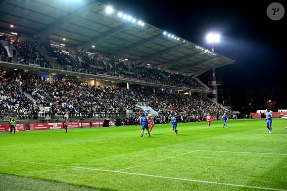 Une vue de la tribune principale durant la première édition du « match des légendes » opposant l'équipe des Légendes, les anciens de Cannes, à l'équipe des Etoiles avec pour capitaine Didier Deschamps, au stade Pierre de Coubertin à Cannes, le 30 octobre 2025. Les Légendes cannoises, coachées par Luis Fernandez et supportées par Zinedine Zidane qui portait les couleurs cannoises, mais qui n'a pas joué, ont remporté le match 3 à 2. Tous les bénéfices de la soirée seront reversés aux associations les Etoiles de l'Espoir, à l'association Adrien et à l'association Clin d'Oeil, qui oeuvrent pour les plus démunis et la jeunesse. © Bruno Bebert / Dominique Jacovides / Bestimage