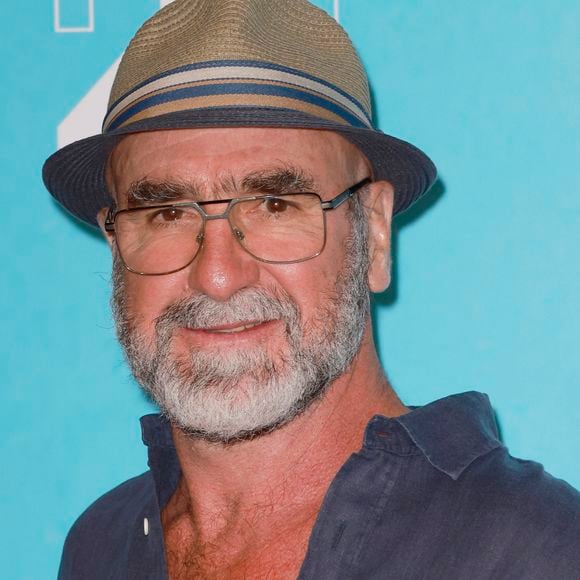 Pour Éric Cantona, cette disparition est un drame intime qu’il partage aujourd’hui avec ses proches et ses admirateurs.

Eric Cantona de Brigade anonyme.
La 25e édition du Festival de la fiction télé de La Rochelle, photocall à la coursive, mercredi 13 septembre 2023. © Christophe Aubert via Bestimage