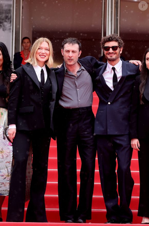 L'équipe du film s'est retrouvée au complet en haut des marches.


Léa Seydoux, Arthur Harari , Niels Schneider - Montée des marches du film " L'inconnue" lors du 79ème Festival International du Film de Cannes, le 18 mai 2026. © Jacovides-Moreau / Bestimage